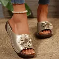 Sandalias de cuña elegantes para mujer con detalle de flor grande y punta abierta - Dorado
