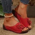 Vista detallada de sandalias de cuña rojas con adorno de flores 3D y patrones de corte láser - 36 / Rojo
