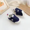 Detalle de zapatos para caminar de bebé azul marino con suela de goma blanda y velcro - Malla Azul Marino