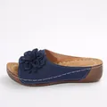 Élégantes mules compensées bleu marine avec une grande décoration florale en relief - 36 / Bleu