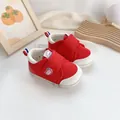 Primer plano de zapatos rojos de bebé para caminar con cierre de velcro - Malla Roja