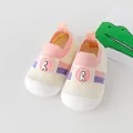 Chaussures de marche pour bébé en maille rose et blanche avec badge girafe - Rose