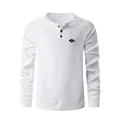 Détail du t-shirt Henley à manches longues en maille gaufrée blanche avec boutons homme - Blanc