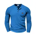 Herren blaues Waffelstrick Henley-Langarmshirt mit Knopfleiste und Brust-Patch - Blau