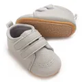 Vista dettagliata di scarpe neonato in pelle grigia con grana e suola antiscivolo - Grigio