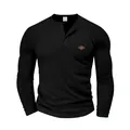 Lässiges schwarzes Herren-Henley-Shirt mit Waffelstruktur und dekorativem Brustaufnäher - Schwarz