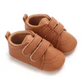 Vue détaillée de chaussures de marche pour bébé en similicuir marron à velcro - Marron