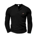 Primo piano del tessuto a nido d'ape nero e dettaglio del collo Henley con bottoni per uomo - Nero