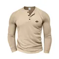 Dettaglio della camicia Henley in maglia a nido d'ape kaki da uomo con abbottonatura - Khaki scuro