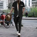 Herren Sommer Freizeit Zweiteiler Set mit schwarzem Hemd und Hose in Straßenumgebung - S / Oberteil Und Unterteil / Schwarz