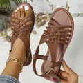 Sandalias planas retro marrón con correas cruzadas y hebilla ajustable para playa - Marrón Oscuro