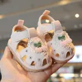 Sandalias rosas para bebé niña con bonitos bordados de cerezas y suelas muy suaves - Talla 16 (Longitud Interior 11,5 cm) / Rosa