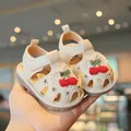 Sandalias de verano para niñas con bordado de cerezas y suela de goma suave y cómoda - Talla 19 (Longitud Interior 13CM) / Beige