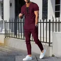 Détail d'un ensemble pour homme en maille gaufrée bordeaux avec haut à lacets et pantalon - Bordeaux