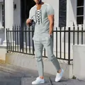 Vue complète d'un ensemble de loisirs gris pour hommes, manches courtes et pantalon long. - Gris