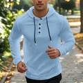 Herren Langarm Kapuzen-Henley-Shirt aus Leinen in Hellblau in einer Outdoor-Szene - Hellblau