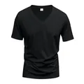 Dettaglio ravvicinato di una maglietta nera slim fit con scollo a V da uomo con taglia - Nero