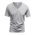 Vista dettagliata di una t-shirt da uomo slim-fit con scollo a V in grigio melange - Grigio chiaro