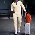 Détail d'un ensemble polo en maille gaufrée beige pour homme avec pantalon de jogging assorti - Kaki