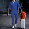 Vue détaillée de l'ensemble polo et jogging en maille gaufrée bleu roi pour homme en voyage. - Bleu saphir