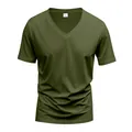 Vista dettagliata della t-shirt da uomo verde oliva slim fit con scollo a V e maniche corte - Verde militare