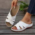 Cómodas sandalias de plataforma blancas para mujer con diseño de tiras caladas. - Blanco