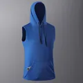 Ärmelloses, blaues Schnelltrockner-Herren-Kapuzen-Sweatshirt mit Vordertasche für Sport. - XS / Oberteile / Königsblau