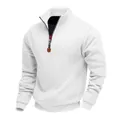 Vista detallada de una sudadera blanca de forro polar con cuello alto y media cremallera - S / Tops / Blanco