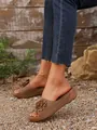 Vue détaillée de sandales compensées marron avec décoration florale et tige découpée au laser - 36 / Brun Foncé