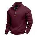 Primer plano de sudadera granate para hombre con media cremallera y cuello alto de metal. - S / Tops / Burdeos