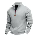 Detailansicht des grauen Herren-Sweatshirts mit halbem Reißverschluss und Stehkragen-Design - S / Oberteile / Hellgrau