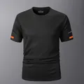 Schwarzes schnelltrocknendes Sport-T-Shirt für Herren mit orangefarbenen Ärmelakzenten - XS / Oberteile / Schwarz