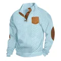 Vue détaillée d'un pull en maille torsadée bleu clair avec col boutonné et coudières bruns - Bleu clair