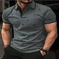 Gros plan sur un polo gris pour homme avec motif flamant rose et finitions de col noires. - Gris foncé