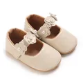 Gros plan de chaussures de princesse pour bébé fille en PU crème avec fleurs et perles - Abricot