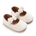 Détail de chaussures princesse blanches pour bébé fille avec fleurs 3D et perles - Blanc