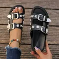 Vue détaillée des sandales à plateforme noires avec boucles et clous en métal argenté - 35 / Noir