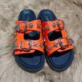 Détails de sandales compensées orange avec boucles argentées ciselées et clous - 35 / Orange Noir