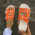 Vue détaillée des claquettes orange à plateforme avec clous et boucles en métal argenté. - 35 / Orange Beige