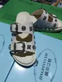 Gros plan sur des claquettes à plateforme blanches pour femmes avec boucles et clous. - 35 / Blanc Cassé