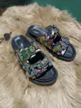 Detalle de sandalias de plataforma para mujer con piel de serpiente y tachuelas - Estampado de serpiente