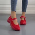 Vue rapprochée de baskets compensées rouges de loisirs avec velcro réglable pour femmes - Rouge