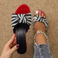 Eleganti sandali estivi da donna con fiocco a righe bianche e nere e plantare rosso - Nero