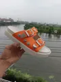 Detalle de sandalia de plataforma naranja con hebillas y tachuelas plata - Naranja Beige