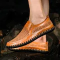 Zijaanzicht van bruine heren mocassins van opengewerkt leer op een rotsachtergrond - 38 / Geelbruin