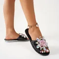 Vue détaillée de mules plates noires élégantes ornées d'une grande fleur en strass - 38 / Noir