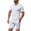 Nahaufnahme eines weißen Slim-Fit Polo-Shirts mit passenden Sportshorts für Herren - S / Oberteil und Unterteil / Weiß