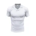 Nahaufnahme eines weißen Herren-Poloshirts mit einzigartigem Burke-Kragen-Design - Weiß