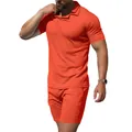 Leuchtendes orangefarbenes Herren Sport-Polo-Shirt und passende Shorts Set am Model - S / Oberteil und Unterteil / Orange