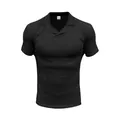 Vorderansicht des schwarzen, schnelltrocknenden Polo-Shirts mit stilvollem Burke-Kragen - Schwarz
